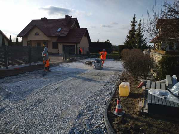 DSC 0154 600x450 - Realizacja robót ziemnych oraz podbudowy pod drogę w Michałowicach - koparka kraków